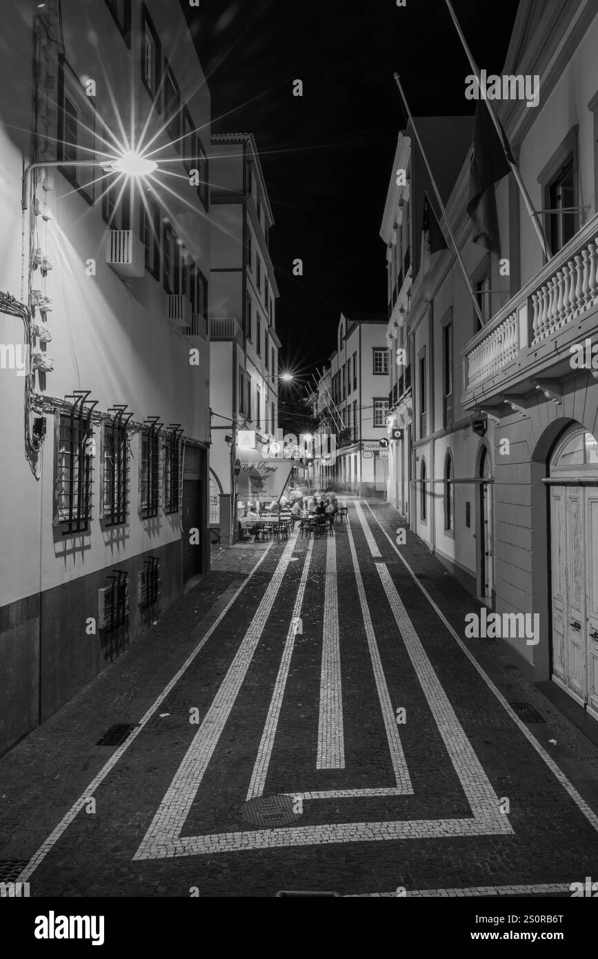 Nacht auf der Rua da Alfândega, Ponta Delgada, Azoren Stockfoto