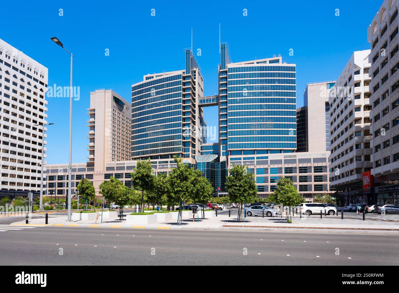 Abu Dhabi, VAE - 22. März 2023: Außenansicht der Abu Dhabi Mall. Es ist ein Einkaufszentrum im Zentrum von Abu Dhabi, Vereinigte Arabische Emirate. Stockfoto