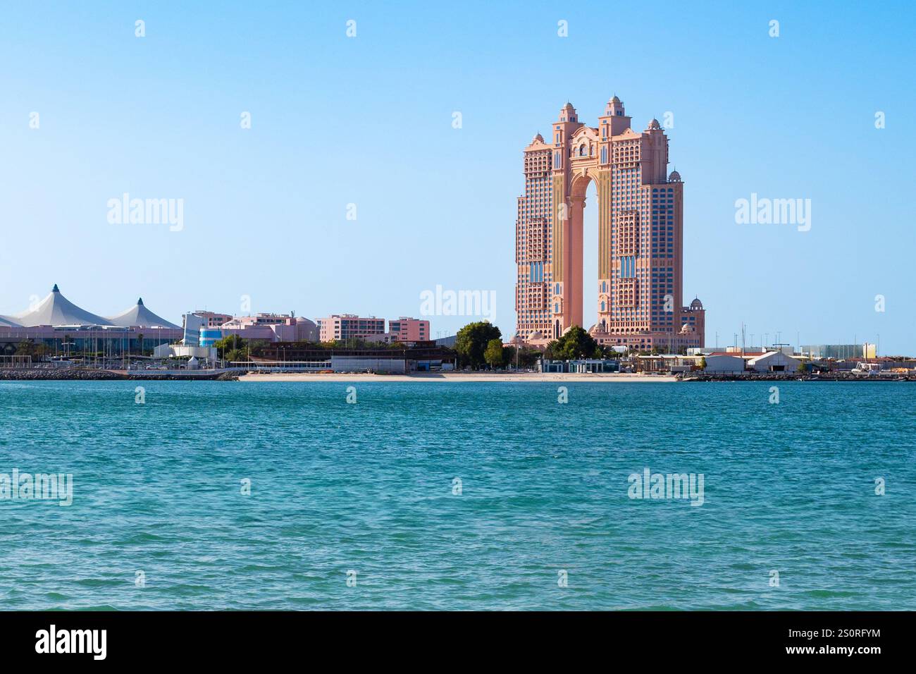 Abu Dhabi, VAE - 22. März 2023: Das Rixos Marina Abu Dhabi ist ein 5-Sterne-Hotel in Abu Dhabi. Abu Dhabi ist die Hauptstadt der Vereinigten Arabischen Emirate. Stockfoto