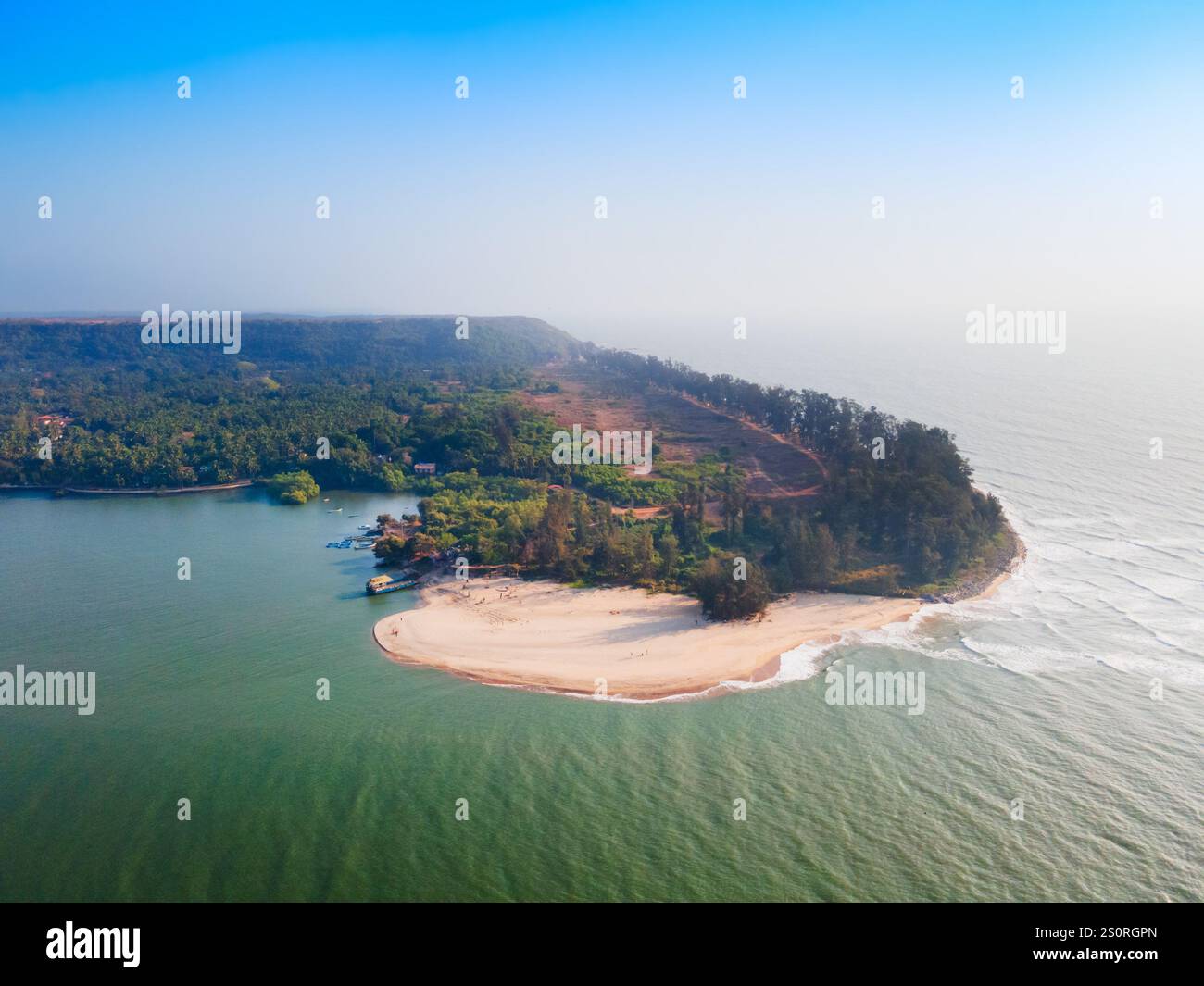 Querim Beach und Terekhol River aus der Vogelperspektive. Arambol Beach ist ein öffentlicher Strand in North Goa in Indien. Stockfoto
