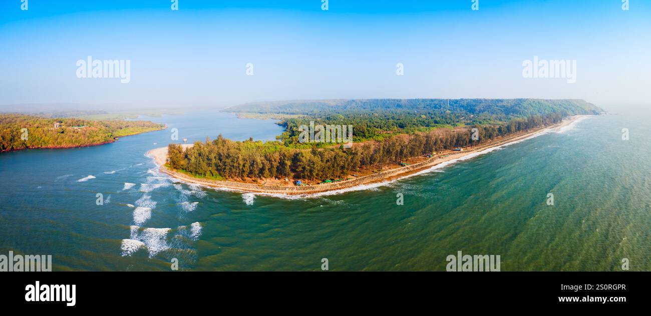 Querim Beach und Terekhol River aus der Vogelperspektive. Arambol Beach ist ein öffentlicher Strand in North Goa in Indien. Stockfoto