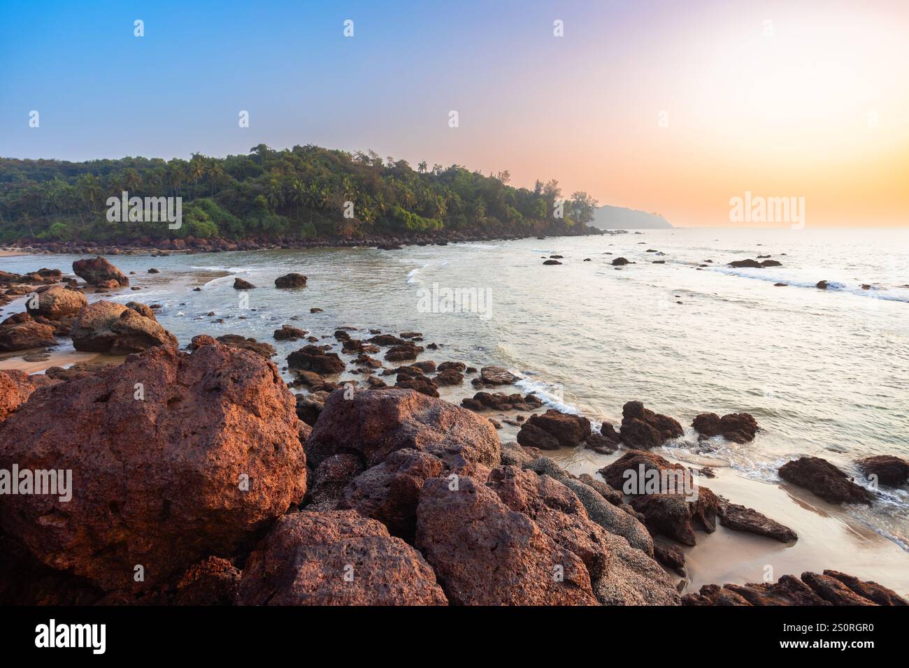Galgibaga Strand bei Sonnenuntergang. Galgibaga oder Galgibagh Beach ist ein öffentlicher Strand in der Nähe des Palolem Strandes in South Goa in Indien. Stockfoto