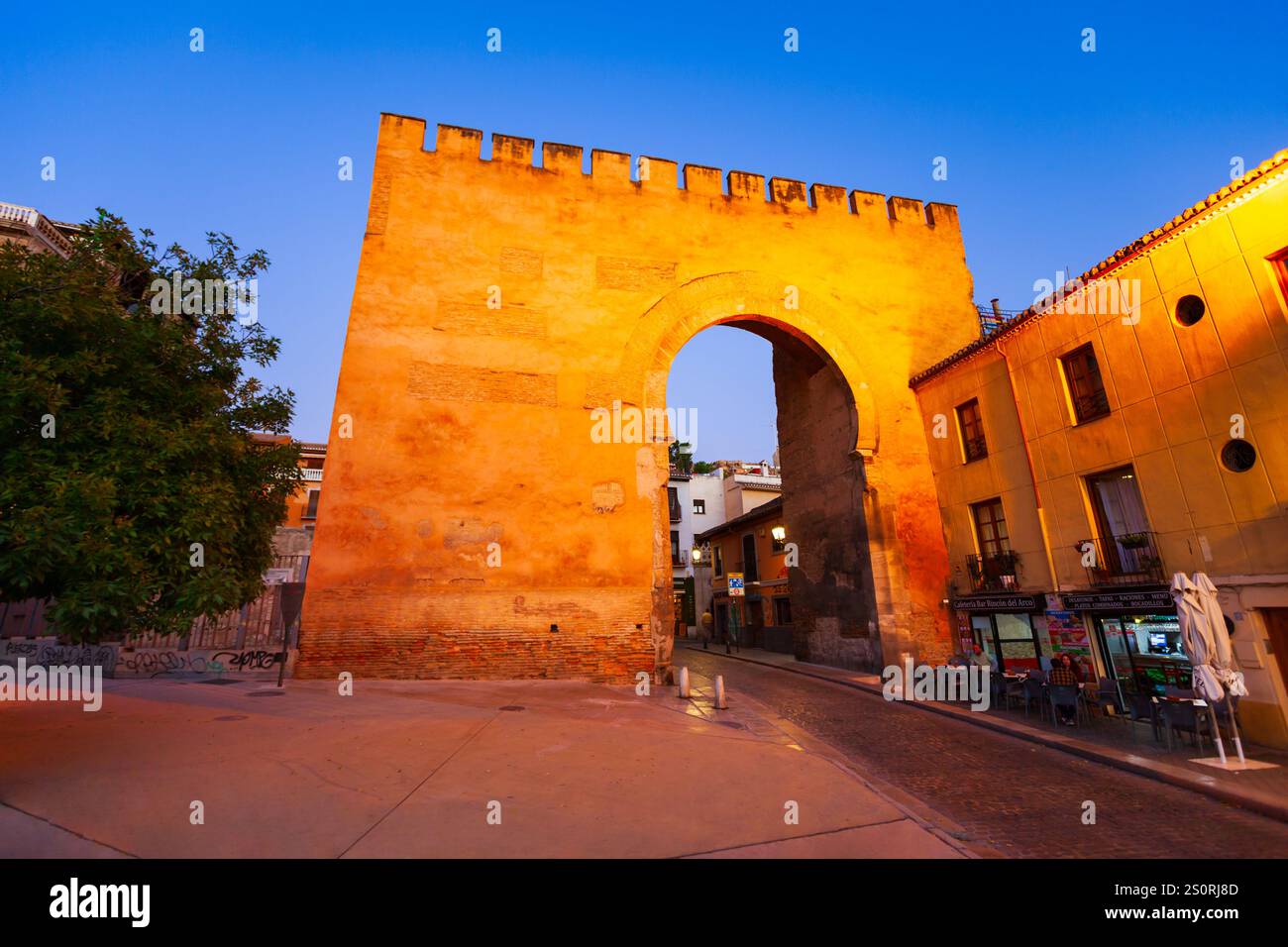 Granada, Spanien - 21. Oktober 2021: Das Tor von Elvira oder Puerta de Elvira ist ein Bogen in Granada, Spanien Stockfoto