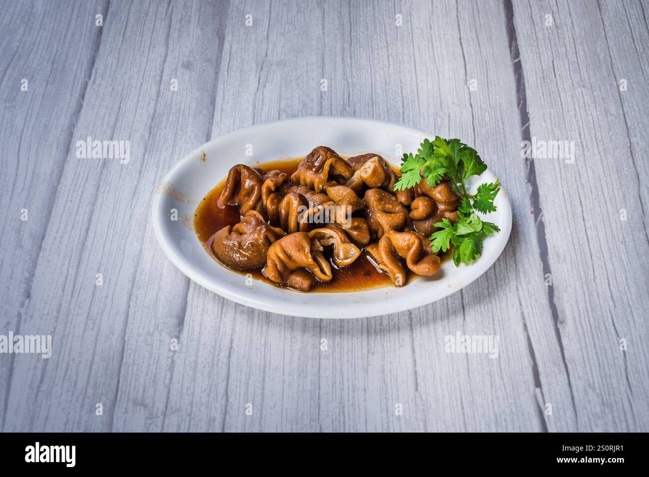 Ein Gericht mit geschmortem Schweinedärm, gehackt und serviert Stockfoto