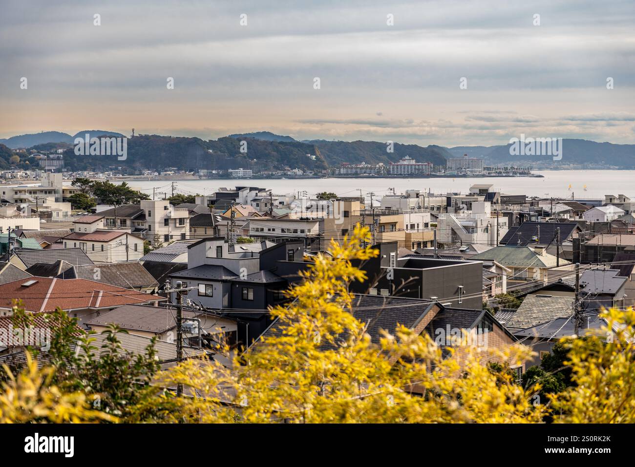 Blick auf Kamakura City von der Spitze des Hasedera Tempels in Kamakura, Japan Stockfoto