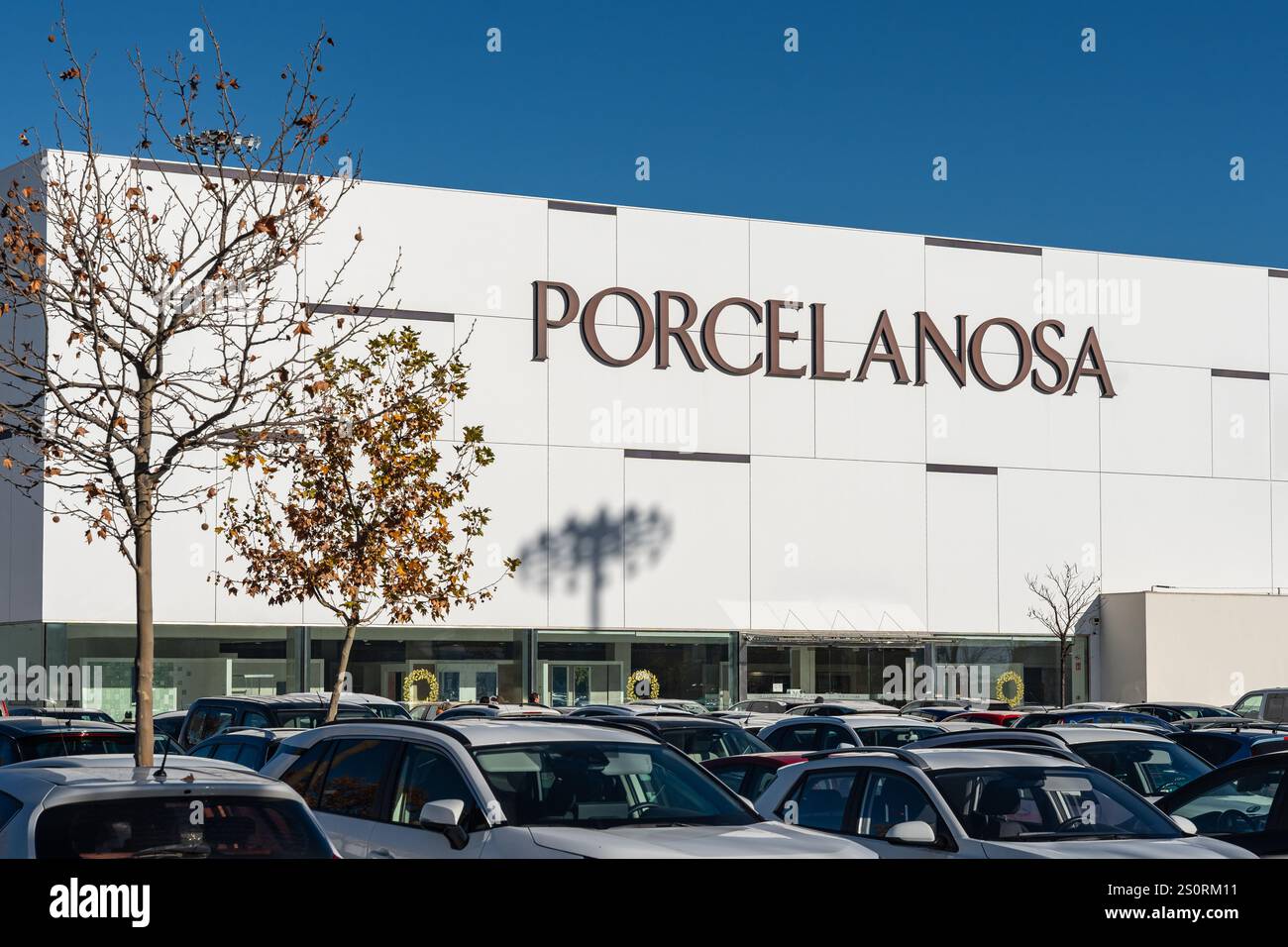 Madrid, Spanien, 21. Dezember 2024: Großes Geschäft der Marke Porcelanosa für keramische Materialien in Madrid Stockfoto