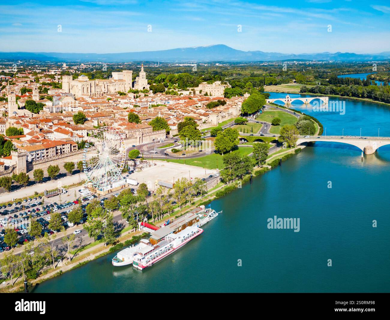Rhone Antenne Panoramablick in Avignon. Avignon ist eine Stadt auf der Rhone in Südfrankreich. Stockfoto