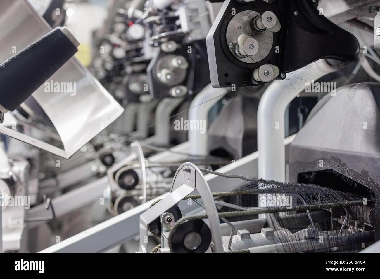 Textilfabrik, Spinnproduktionslinie, Stoffproduktionsausrüstung Nahaufnahme, Webmaschine, Stockfoto