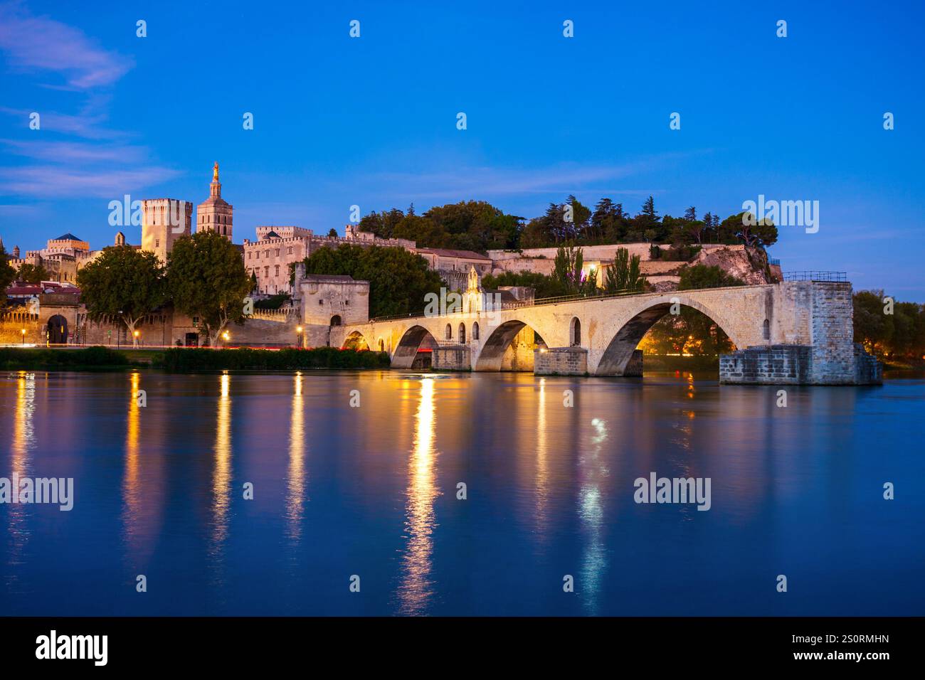 Pont Saint Benezet Brücke, Palast der Päpste oder Palais des Papes, Avignon Kathedrale Antenne Panoramablick in Avignon Stadt in Frankreich Stockfoto