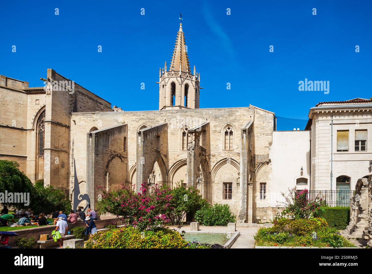 St Martial Tempel und Agricol Perdiguier Square Park in der Nähe der Touristeninformation Stockfoto