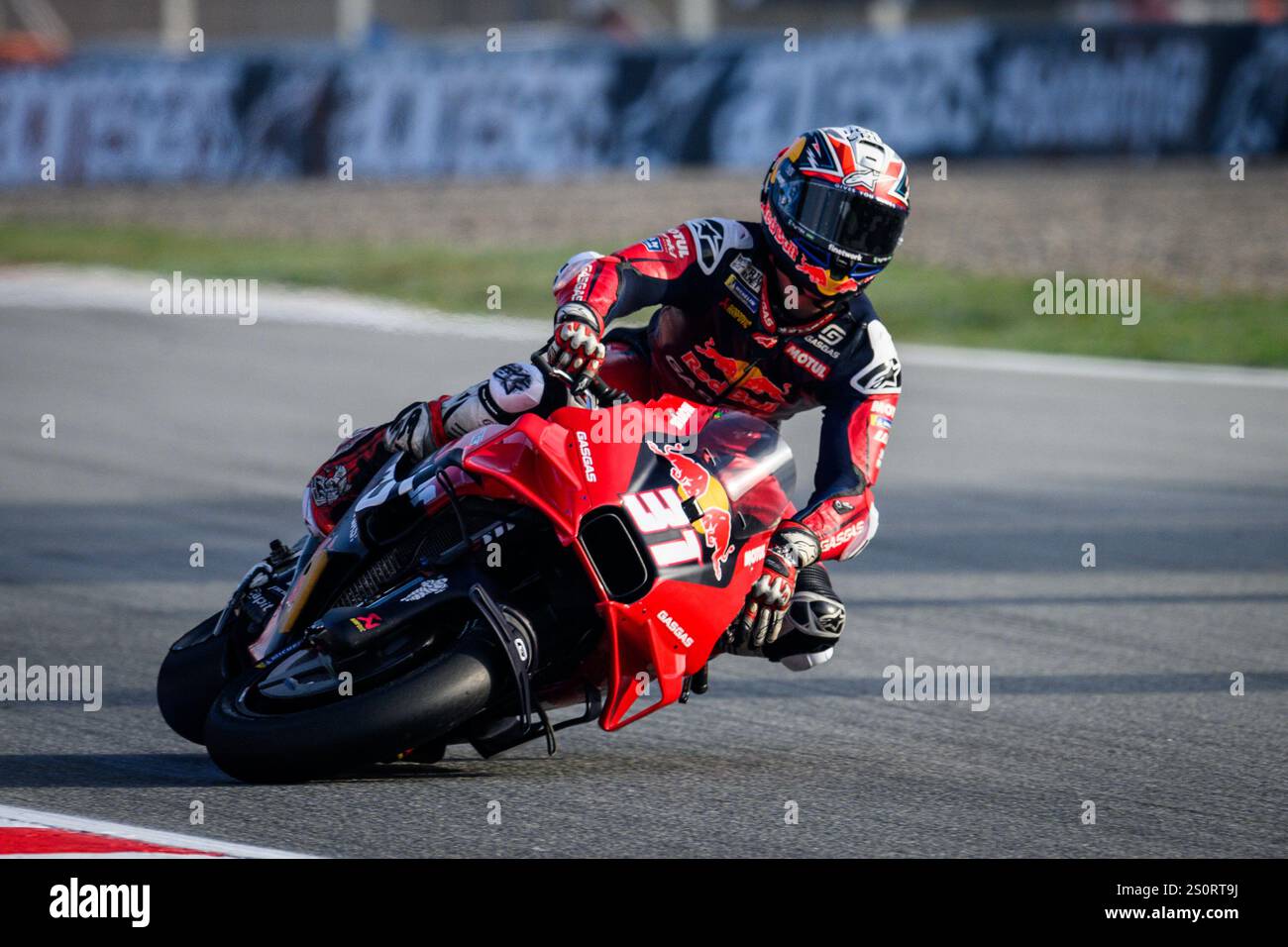 Der spanische MotoGP-Fahrer des Red Bull GasGas Tech3 Teams nach einem Unfall im Training für den Gran Premio Motul Solidaridad de Barcelona. Stockfoto