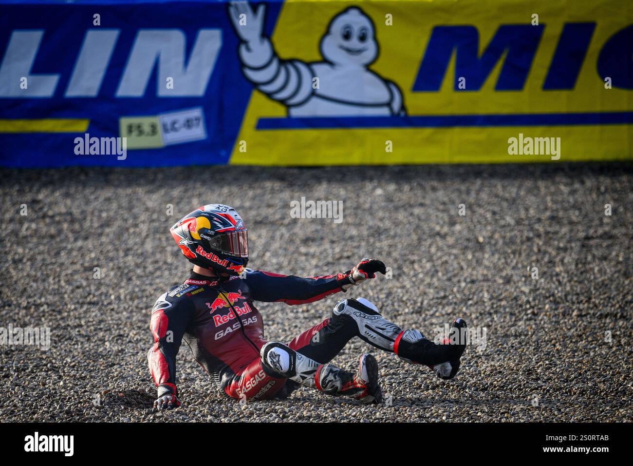 Der spanische MotoGP-Fahrer des Red Bull GasGas Tech3 Teams nach einem Unfall im Training für den Gran Premio Motul Solidaridad de Barcelona. Stockfoto