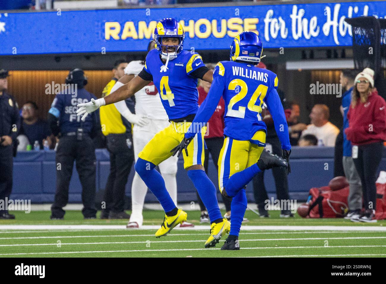 Los Angeles, Usa. Dezember 2024. Ahkello Witherspoon #4 von Los Angeles Rams feiert nach einem Abfangen gegen die Arizona Cardinals während eines NFL-Fußballspiels im SoFi Stadium. (Foto: Ringo Chiu/SOPA Images/SIPA USA) Credit: SIPA USA/Alamy Live News Stockfoto