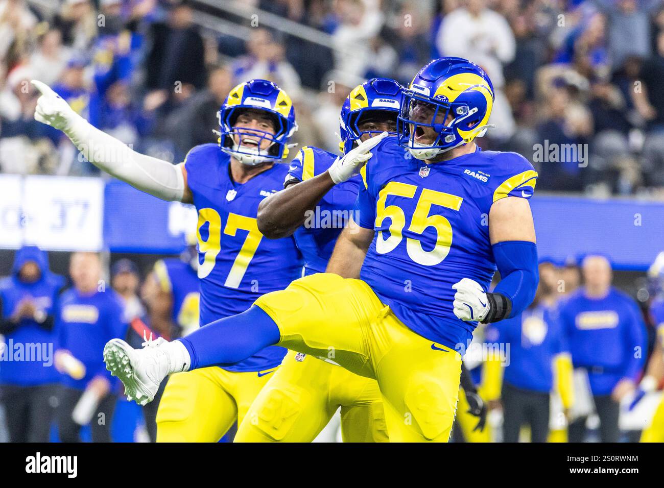 Los Angeles, Usa. Dezember 2024. Los Angeles Rams Defensive End Braden Fiske #55 feiert nach einem Abfangen gegen die Arizona Cardinals während eines NFL-Fußballspiels im SoFi Stadium. (Foto: Ringo Chiu/SOPA Images/SIPA USA) Credit: SIPA USA/Alamy Live News Stockfoto