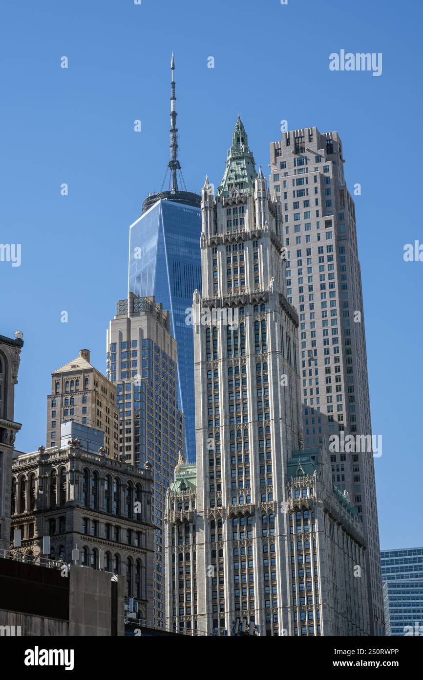 Historische und zeitgenössische Wolkenkratzer in Downtown Manhattan, New York Stockfoto