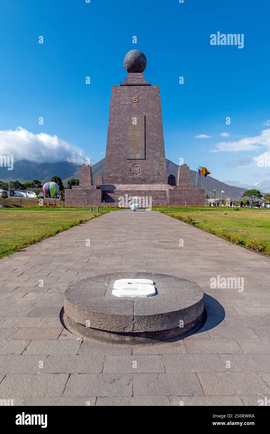Das Äquatorlinie-Baudenkmal in Mitad del Mundo (Mitte der Welt), Quito, Ecuador. Stockfoto Das Äquatorlinie-Baudenkmal in Mitad del Mundo (Mitte der Welt), Quito, Ecuador. Stockfoto
