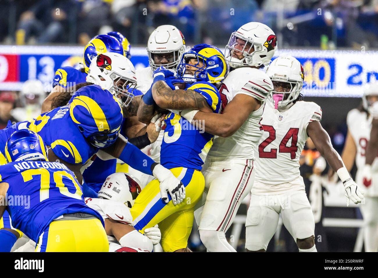 Los Angeles, Usa. Dezember 2024. Los Angeles Rams Running Back Kyren Williams (C) wird von den Arizona Cardinals während eines NFL-Fußballspiels im SoFi Stadium gestoppt. (Foto: Ringo Chiu/SOPA Images/SIPA USA) Credit: SIPA USA/Alamy Live News Stockfoto