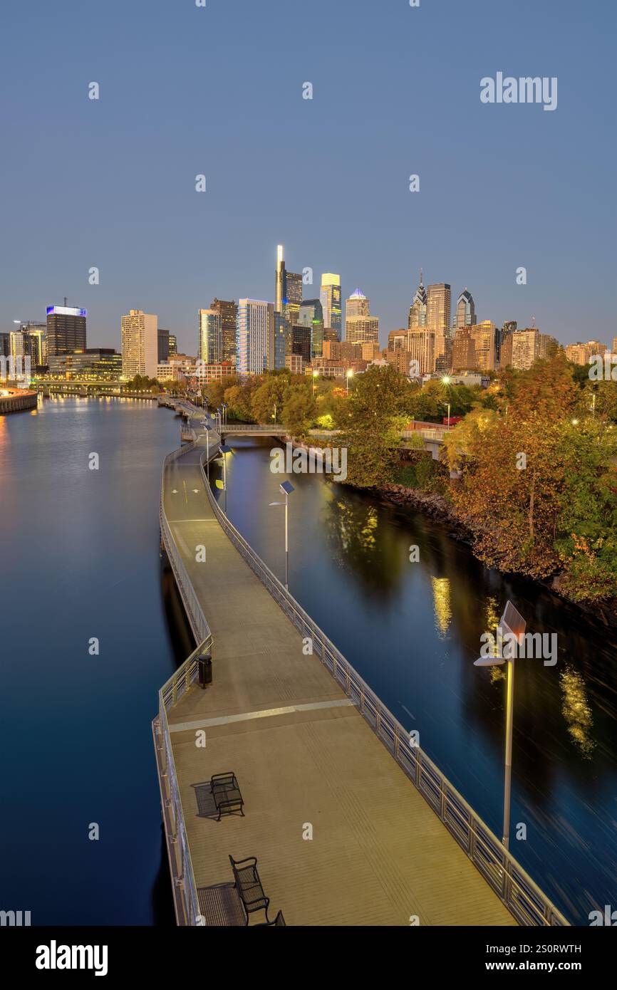 Die Skyline von Philadelphia mit dem Schuylkill River bei Sonnenaufgang Stockfoto