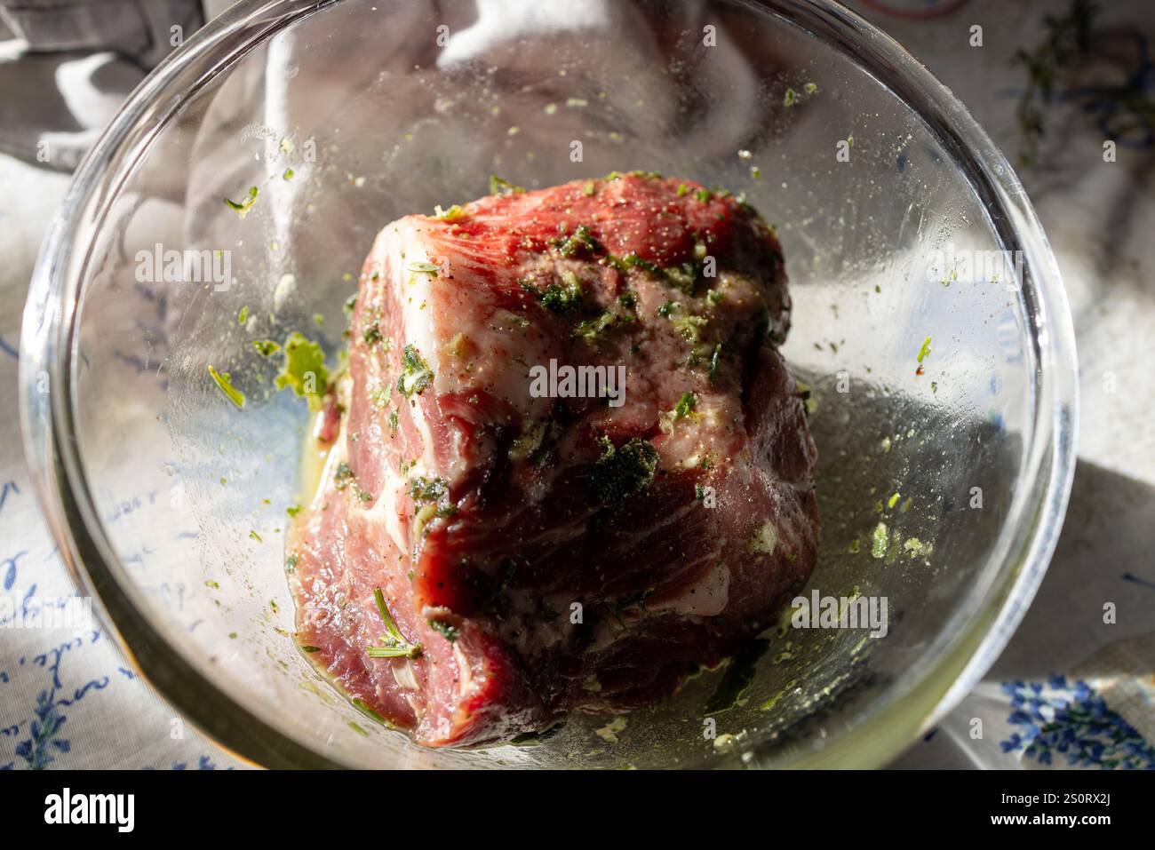 Gewürztes rohes Fleisch in einer Glasschale bereit zum Kochen Stockfoto Gewürztes rohes Fleisch in einer Glasschale bereit zum Kochen Stockfoto