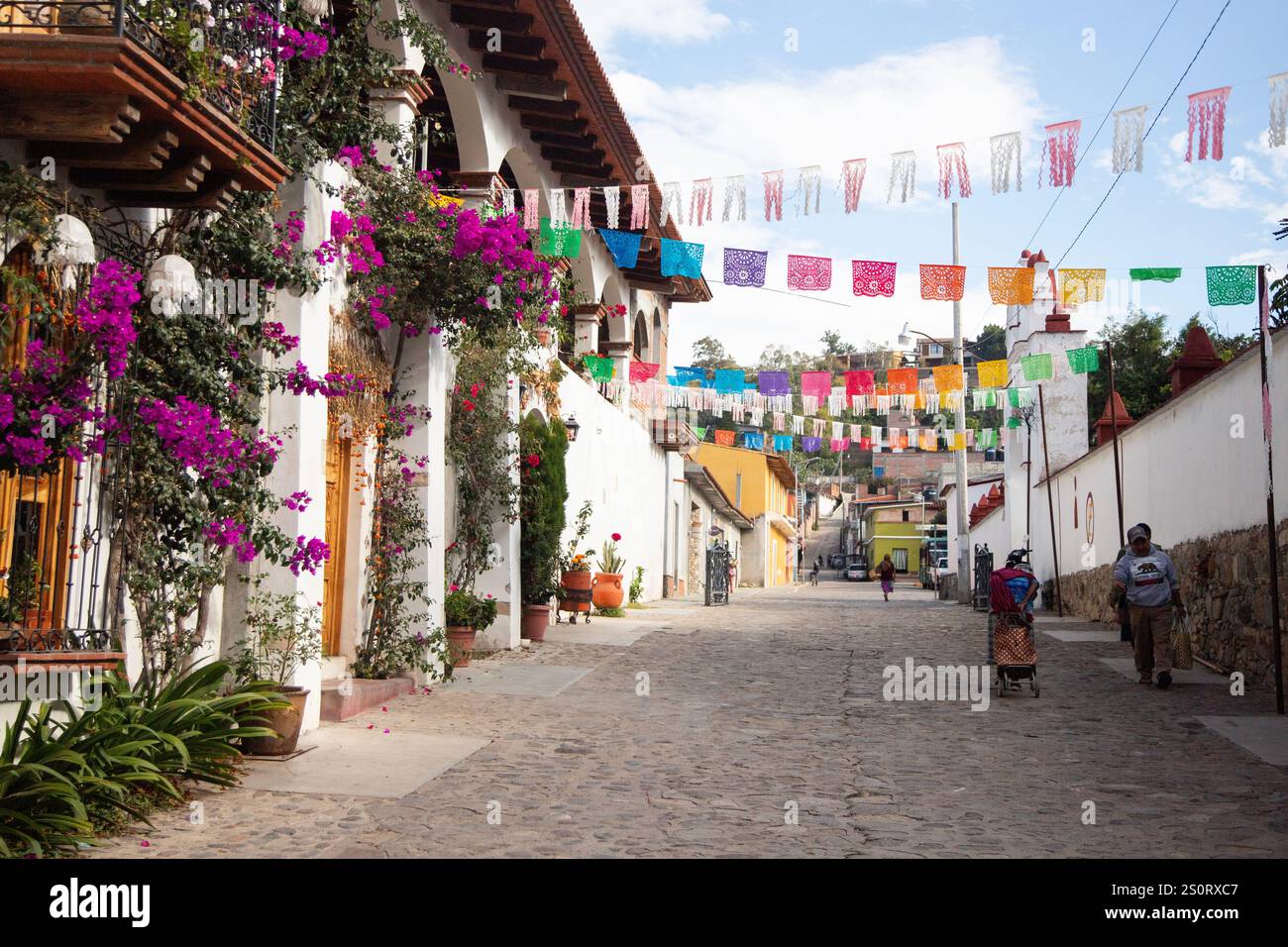 Teotitlan del Valle, Oaxaca Mexico; 1. November 2024: Straßen und Gebäude einer indigenen Stadt im Oaxaca Valley in Mexiko. Stockfoto