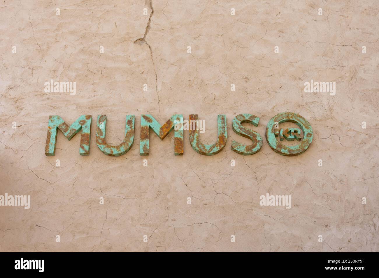 Mumuso-Schild an der Wand in Dubai City, Vereinigte Arabische Emirate. Stockfoto