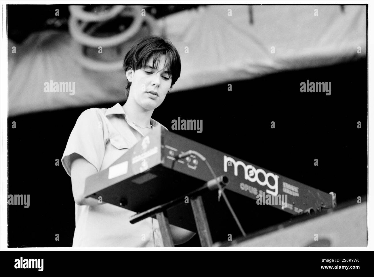 STEREOLAB, READING FESTIVAL, 1997: Lætitia Sadier von Stereolab spielt auf der Hauptbühne beim Reading Festival, Reading, Großbritannien am 22. August 1997. Foto: Rob Watkins. INFO: Stereolab, eine britisch-französische Avantpop-Band, die in den 90er Jahren gegründet wurde, kreierte einen üppigen und experimentellen Sound. Alben wie „Emperor Tomato Ketchup“, die Indie-Pop, Krautrock und Lounge verschmelzen, zeigten ihre klangliche Entdeckungsreise und etablierten Stereolab als einflussreiche Pioniere in der alternativen und Indie-Musik. Stockfoto