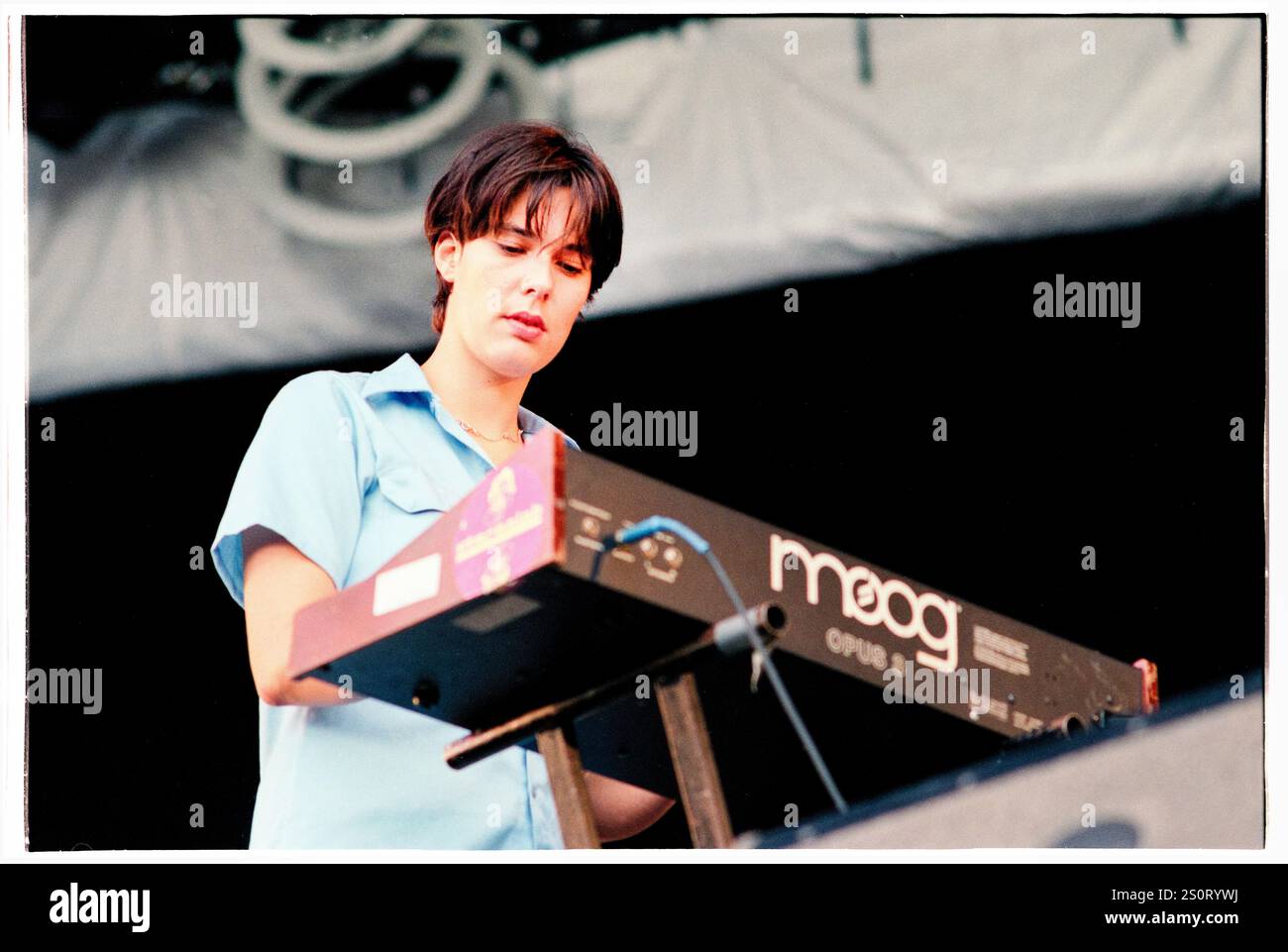 STEREOLAB, READING FESTIVAL, 1997: Lætitia Sadier von Stereolab spielt auf der Hauptbühne beim Reading Festival, Reading, Großbritannien am 22. August 1997. Foto: Rob Watkins. INFO: Stereolab, eine britisch-französische Avantpop-Band, die in den 90er Jahren gegründet wurde, kreierte einen üppigen und experimentellen Sound. Alben wie „Emperor Tomato Ketchup“, die Indie-Pop, Krautrock und Lounge verschmelzen, zeigten ihre klangliche Entdeckungsreise und etablierten Stereolab als einflussreiche Pioniere in der alternativen und Indie-Musik. Stockfoto