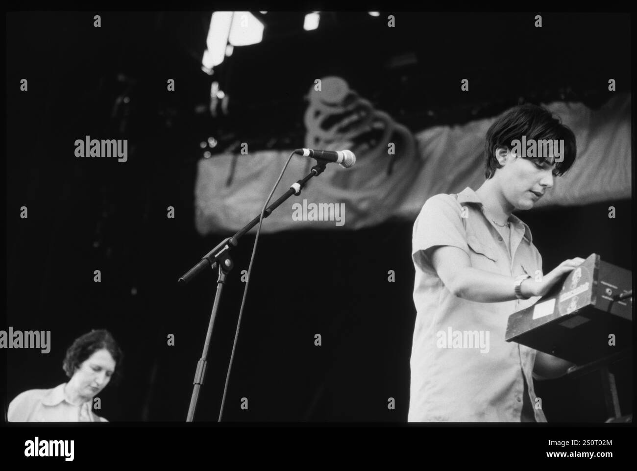 STEREOLAB, READING FESTIVAL, 1997: Lætitia Sadier (rechts) und Mary Hansen (1966–2002) von Stereolab, die am 22. August 1997 auf der Hauptbühne des Reading Festival, Reading, Großbritannien, spielten. Foto: Rob Watkins. INFO: Stereolab, eine britisch-französische Avantpop-Band, die in den 90er Jahren gegründet wurde, kreierte einen üppigen und experimentellen Sound. Alben wie „Emperor Tomato Ketchup“, die Indie-Pop, Krautrock und Lounge verschmelzen, zeigten ihre klangliche Entdeckungsreise und etablierten Stereolab als einflussreiche Pioniere in der alternativen und Indie-Musik. Stockfoto