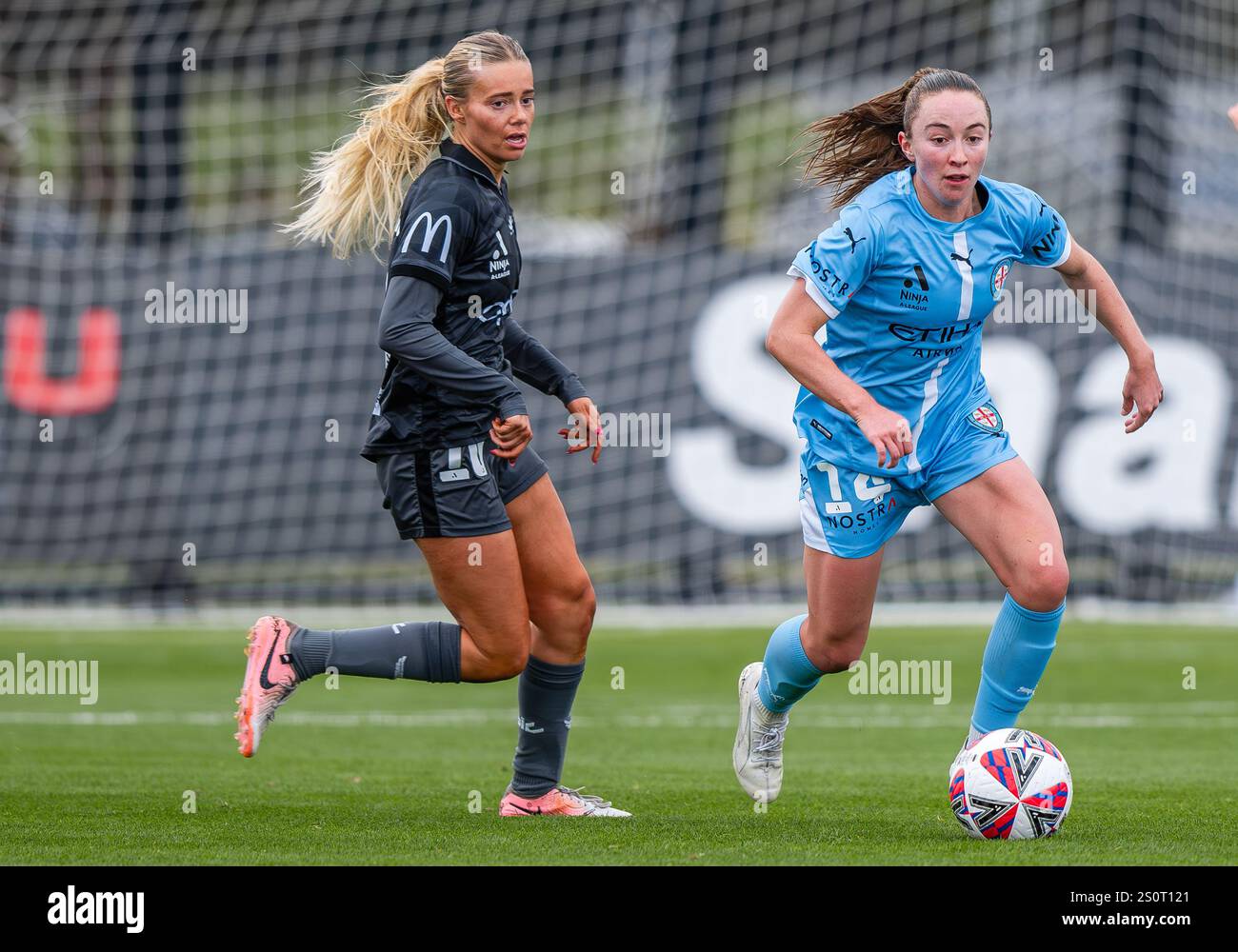 Cranbourne, Australien. Dezember 2024. Laura Hughes (R) und Alyssa Whinham (L) von Wellington Phoenix wurden während des A-League Women Matches gegen Melbourne City und Wellington Phoenix in Casey Fields in Aktion genommen. Finale: Melbourne City 2:1 Wellington Phoenix Credit: SOPA Images Limited/Alamy Live News Stockfoto