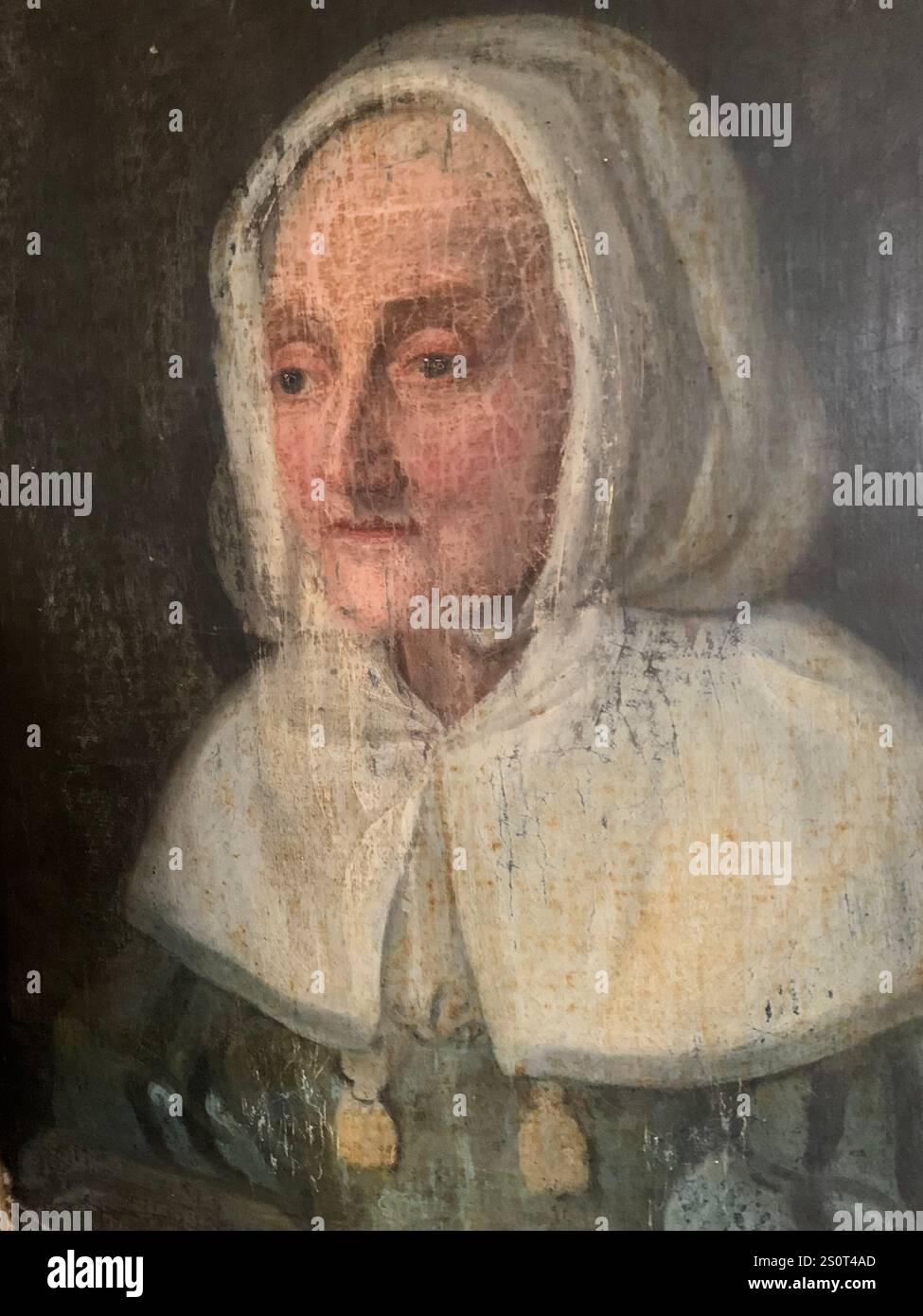 Art Lady Kopfbedeckungskleid Gesicht Holländisch alte ältere Person verfügt über Vintage-Gemälde Maler berühmter Look sieht Treppenanstarren aus sieht holländisch bemalt aus - Smartphone-aufgenommenes Stockfoto