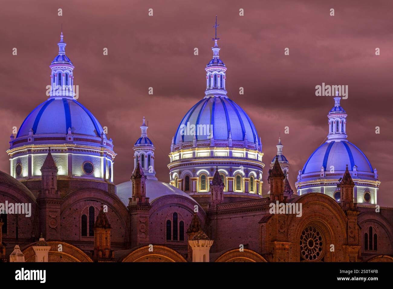 Neue Domkuppeln von Cuenca bei Nacht, Ecuador. Stockfoto
