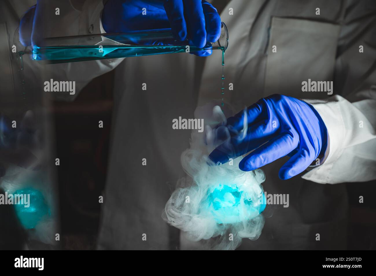 Rauchige Experimente mit blauer Farblösung. Wissenschaftler arbeiten an chemischen Reaktionen und erzeugen dicken Rauch aus einem Glaskolben. Kopierraum Stockfoto
