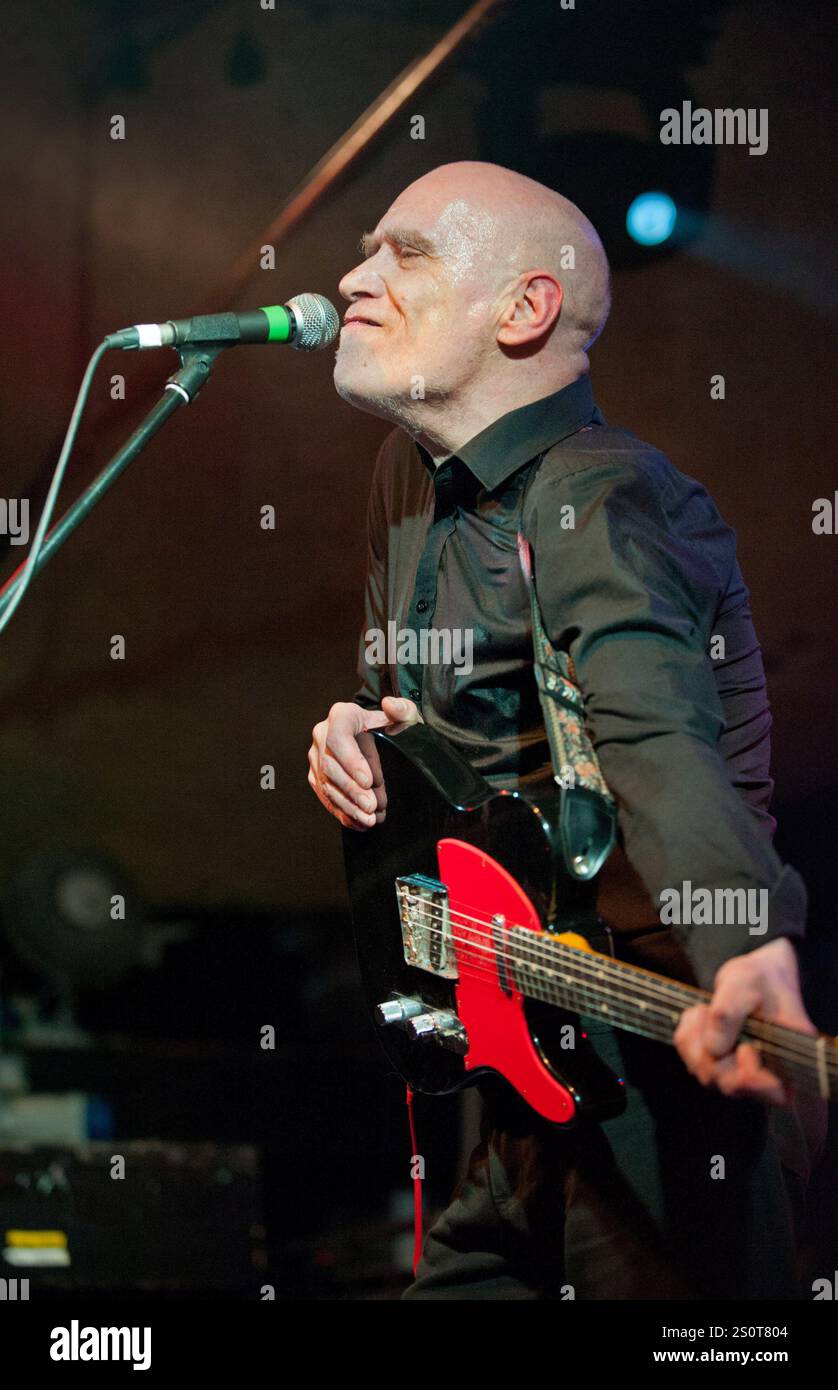 Wilko Johnson im Robin2 Club, Bilston, Wolverhampton, Großbritannien, 7. März 2013 auf seiner „Farewell Tour“. Auf dieser Tour glaubte Wilko, dass er aufgrund von Krebs eine kurze Zeit zu leben hatte, aber er erholte sich und lebte bis 2022. Stockfoto