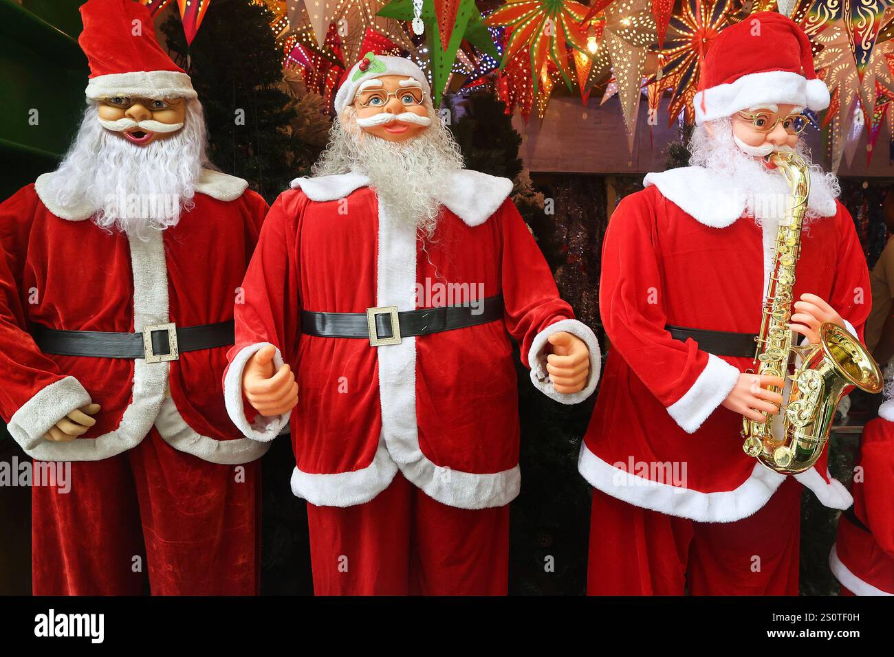 Pater Chritmas Kostüme im Verkauf in Pondicherry, Tamil Nadu, Indien Stockfoto