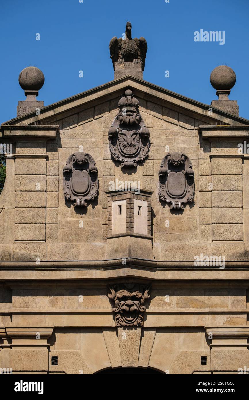 Habsburgerwappen (Doppeladler) am Leopoldtor, Vysehrad, Prag, Tschechien. Stockfoto