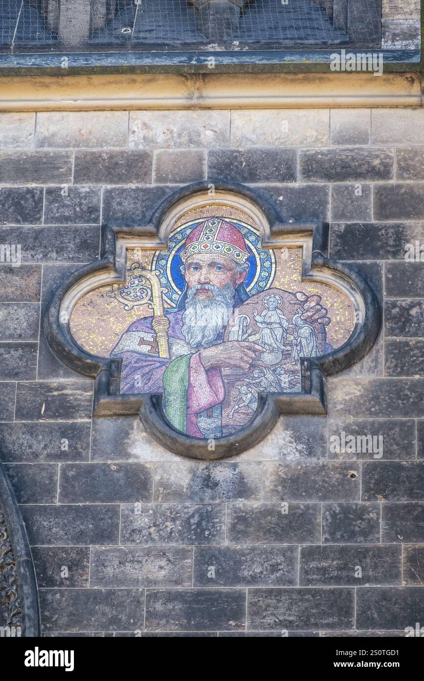 St. Peter trägt päpstliche Gewänder an der Fassade der Basilika St. Peter und Paul, Vysehrad, Prag, Tschechien. Stockfoto