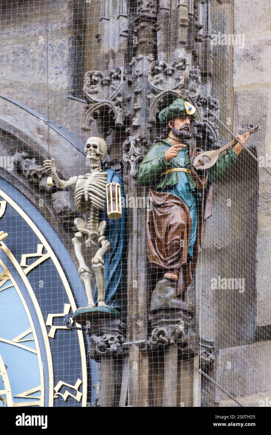 Astronomische Uhr, Altes Rathaus, Prag, Tschechien. Das Skelett erinnert uns daran, dass das Leben begrenzt ist. Musiker. Stockfoto