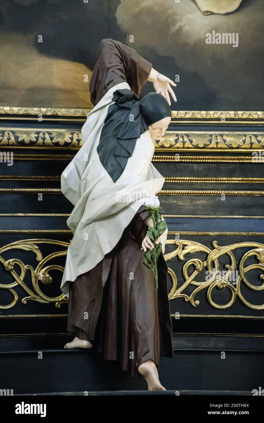 Statue der Heiligen Teresa von Avila, Kirche des Jesuskindes von Prag, Kirche der Muttergottes siegreich. Prag, Tschechische Republik, Tschechien. Stockfoto