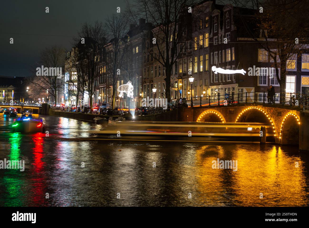 30.11.2024 Amsterdam, Niederlande, traditionelles Lichtfestival über den Kanälen von Amsterdam, touristische Attraktionen und Gelegenheit für Künstler, das zu präsentieren Stockfoto