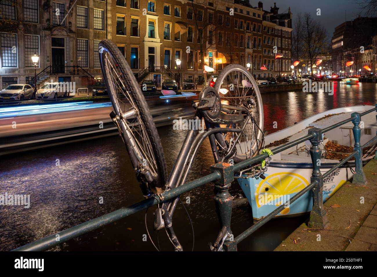 30.11.2024 Amsterdam, Niederlande, traditionelles Lichtfestival über den Kanälen von Amsterdam, touristische Attraktionen und Gelegenheit für Künstler, das zu präsentieren Stockfoto