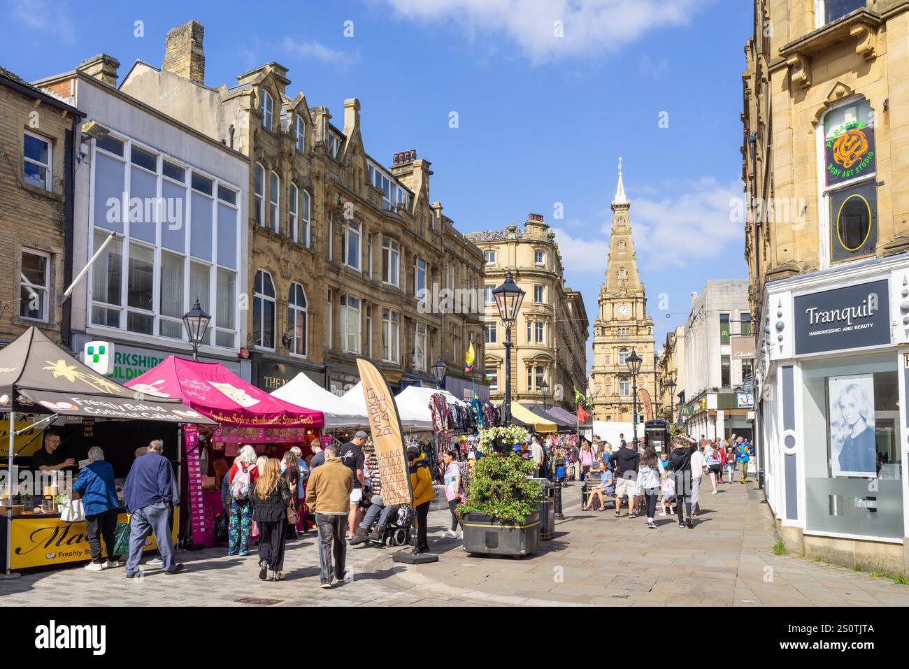 Halifax Town Hall und Market Stände am Corn Market Halifax Calderdale Halifax West Yorkshire Halifax Yorkshire England Großbritannien GB Europa Stockfoto