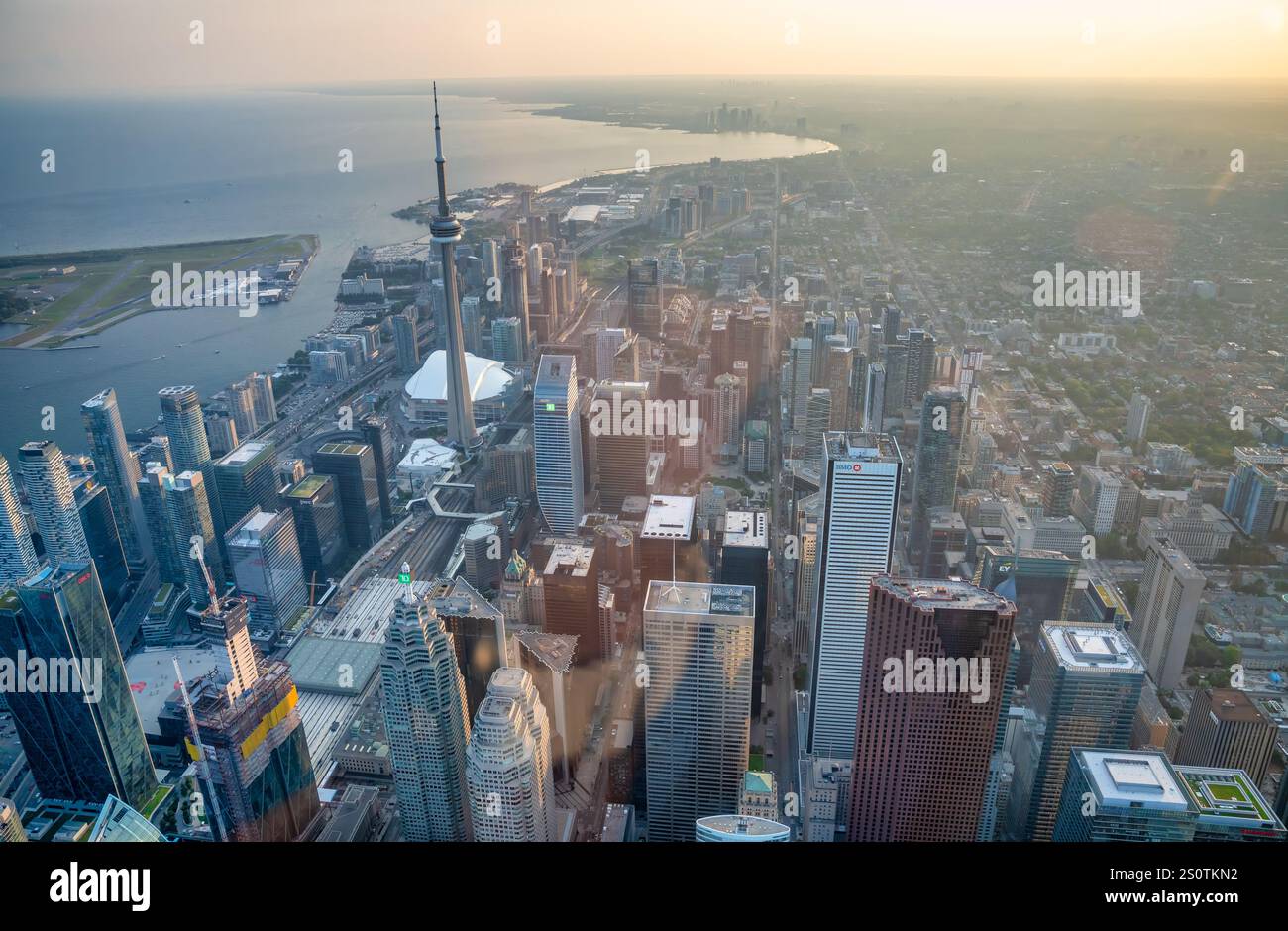 Skyline Serenity. Hubschrauberrundflug von Toronto in der Abenddämmerung. Stockfoto