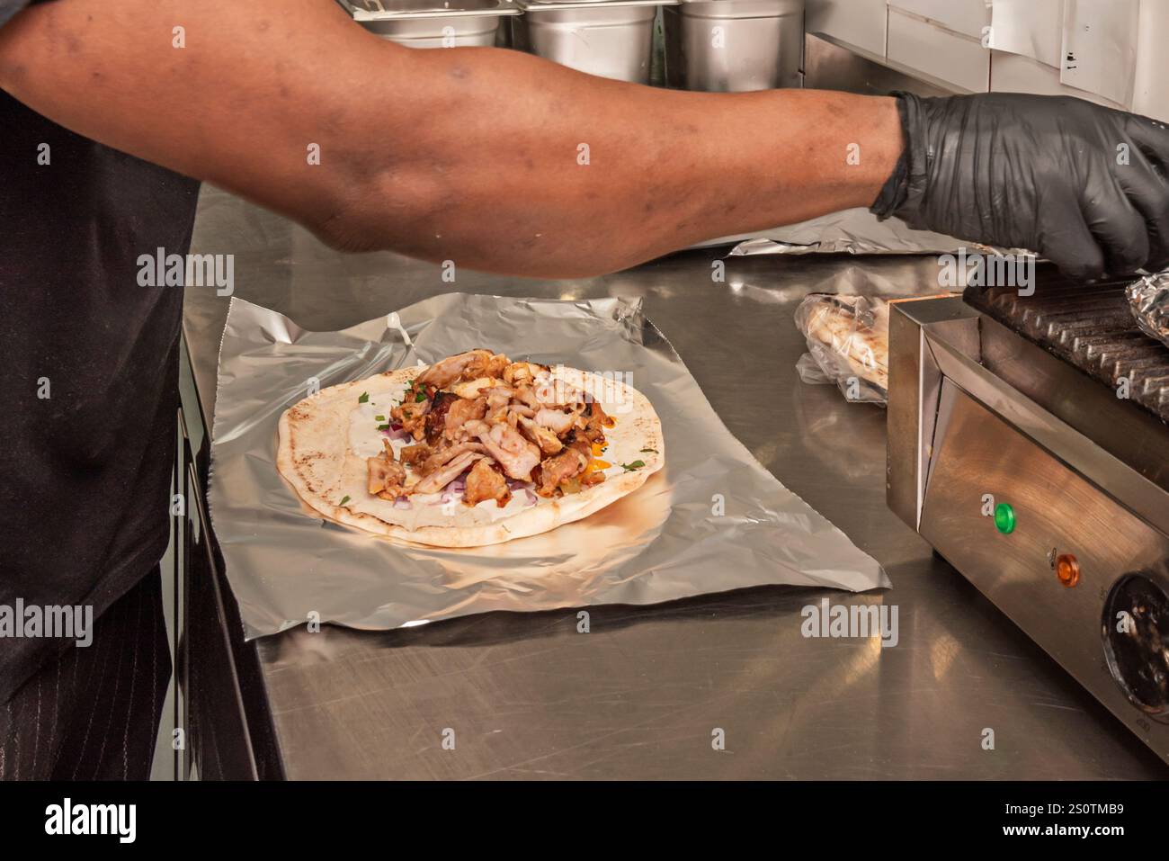 Kebab ist ein vielseitiges und bequemes Essen, das Sie als schnelle Mahlzeit auf der Straße oder zum Mitnehmen genießen können Stockfoto
