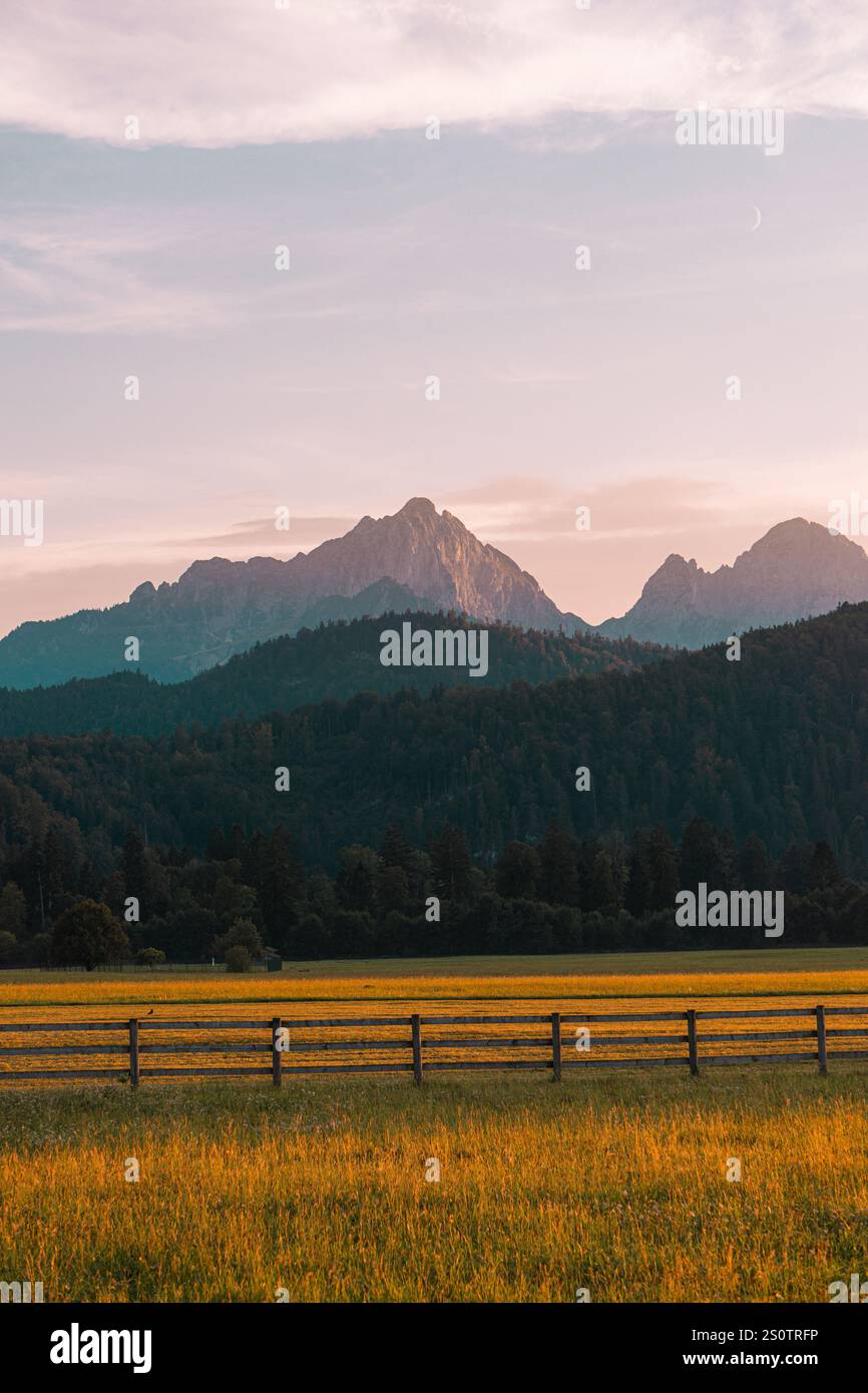 Der Berg liegt im Süden Bayerns in der Nähe des Schlosses Neuschwanstein Stockfoto