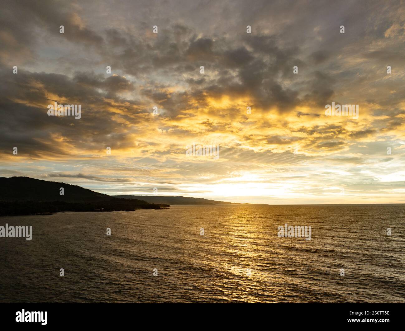 Ein schöner und farbenfroher Sonnenuntergang über dem Pazifik in der Nähe von Manado, Nord-Sulawesi, Indonesien. Diese Gegend ist ein beliebtes Tauchziel. Stockfoto