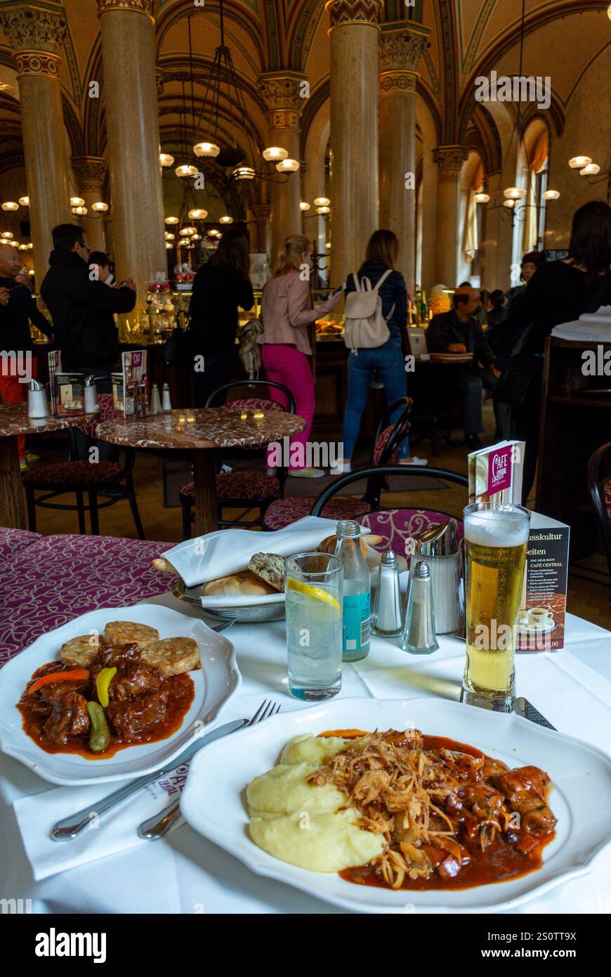 Wien, Österreich, Classic Austrian Restaurant, Nahaufnahme, Essen auf einem Teller, innen, 'Café Central' Stockfoto