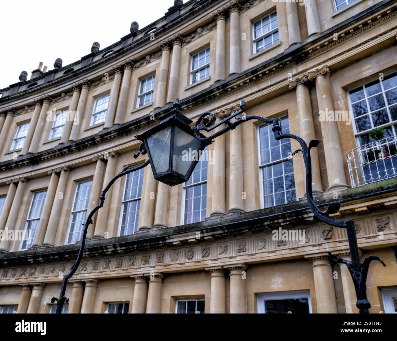 Eiserner Bogeneingang mit Laterne auf dem Circus, eine große kreisförmige Terrasse mit georgianischen Häusern von John Woos dem Älteren in Bath Somerset Stockfoto