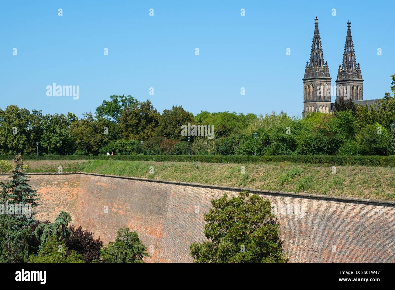Mauern der Festung Vysehrad. Basilika der Heiligen Peter und Paul auf der rechten Seite. Prag, Tschechien, Tschechische Republik. Stockfoto
