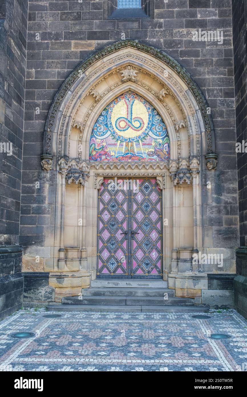 Eingang zur Basilika der Heiligen Peter und Paul, Vysehrad, Prag, Tschechien, Tschechien. Stockfoto