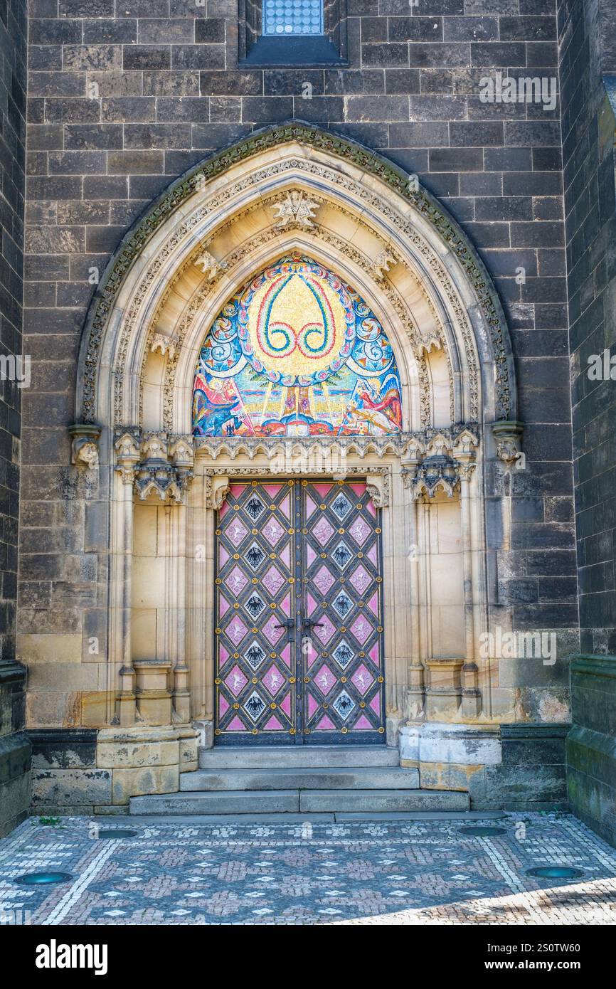 Eingang zur Basilika der Heiligen Peter und Paul, Vysehrad, Prag, Tschechien, Tschechien. Stockfoto